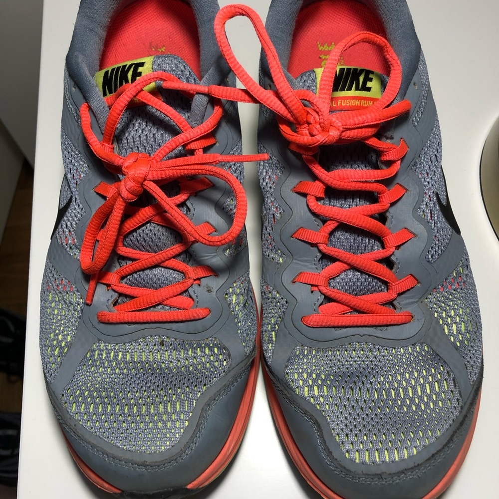 Nike women’s dual fusion gray & neon pink sneaker